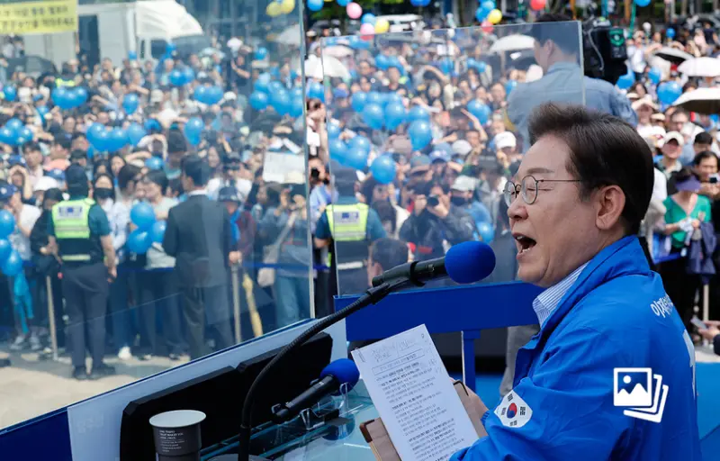 李在明在防弹玻璃后进行竞选演说！