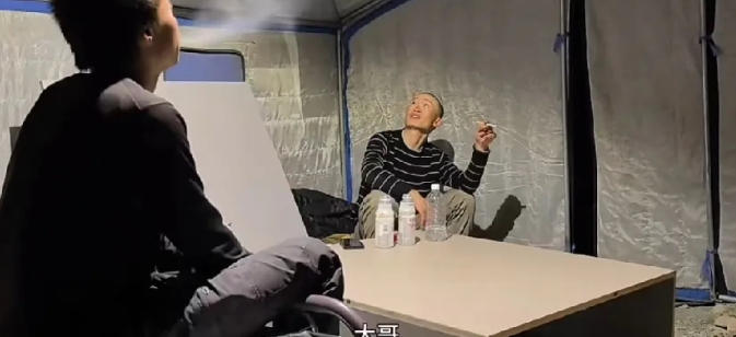 抽烟喝酒，赵朔罕见画面曝光。
一直抱有疑问
赵朔是不是不抽烟不喝酒
直到考古到这