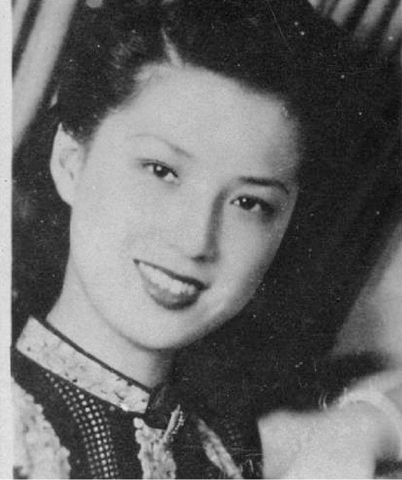 1974年，62岁的蒋梅英被26岁的男警员周荣鹤紧紧搂在怀中强吻。她把这件事情告