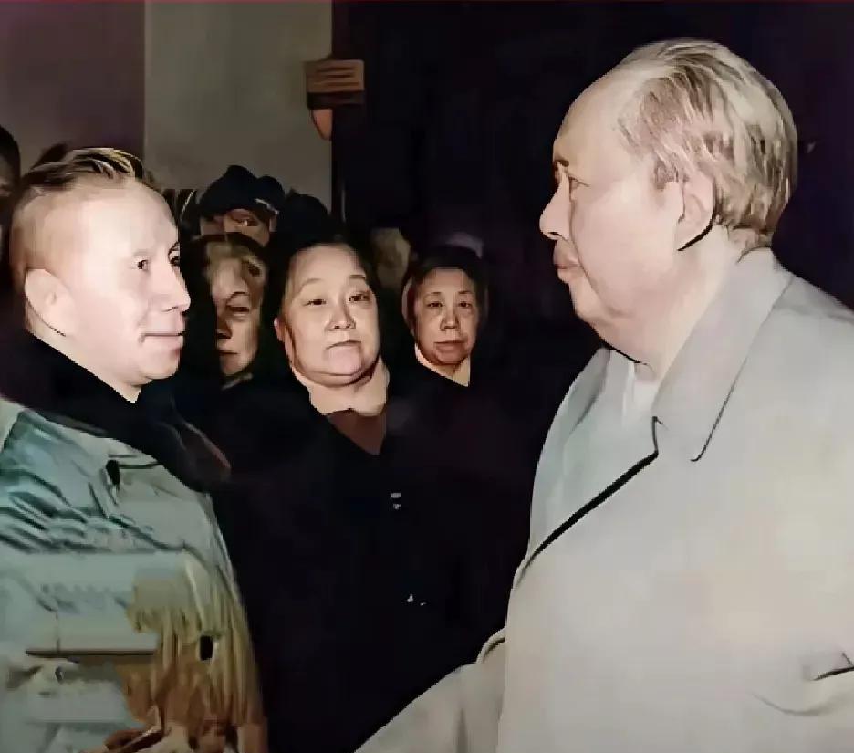 1972年，陈毅元帅追悼会，毛主席在遗像前默立，转身看到了粟裕，手紧紧握在一起，