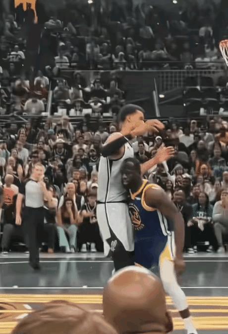 格林防文班亚马真是有看点啊！
追梦格林的身高为1.98米，体重104公斤，文班亚