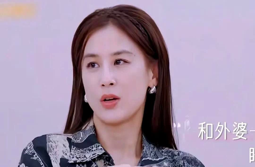怪不得黄圣依会跟杨子！

黄圣依在节目中说自己从小就没有独立的房间，不是睡沙