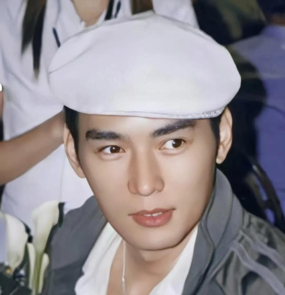 焦恩俊五官没的说，尤其是鼻子，而他年轻时的发际线也没有什么问题。
后来剃光头也很