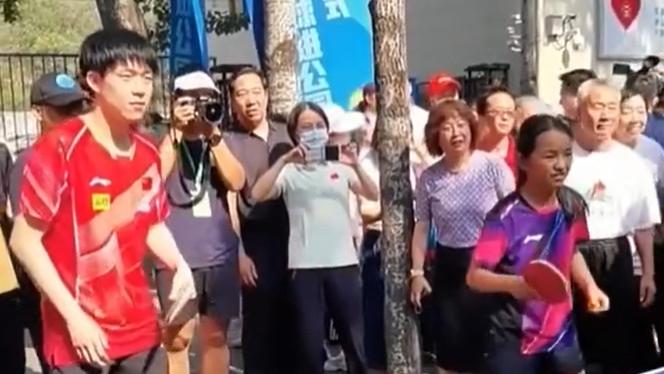 莎头随国乒进公园与球迷切磋，萌娃赞孙颖莎：她可爱，跟我差不多