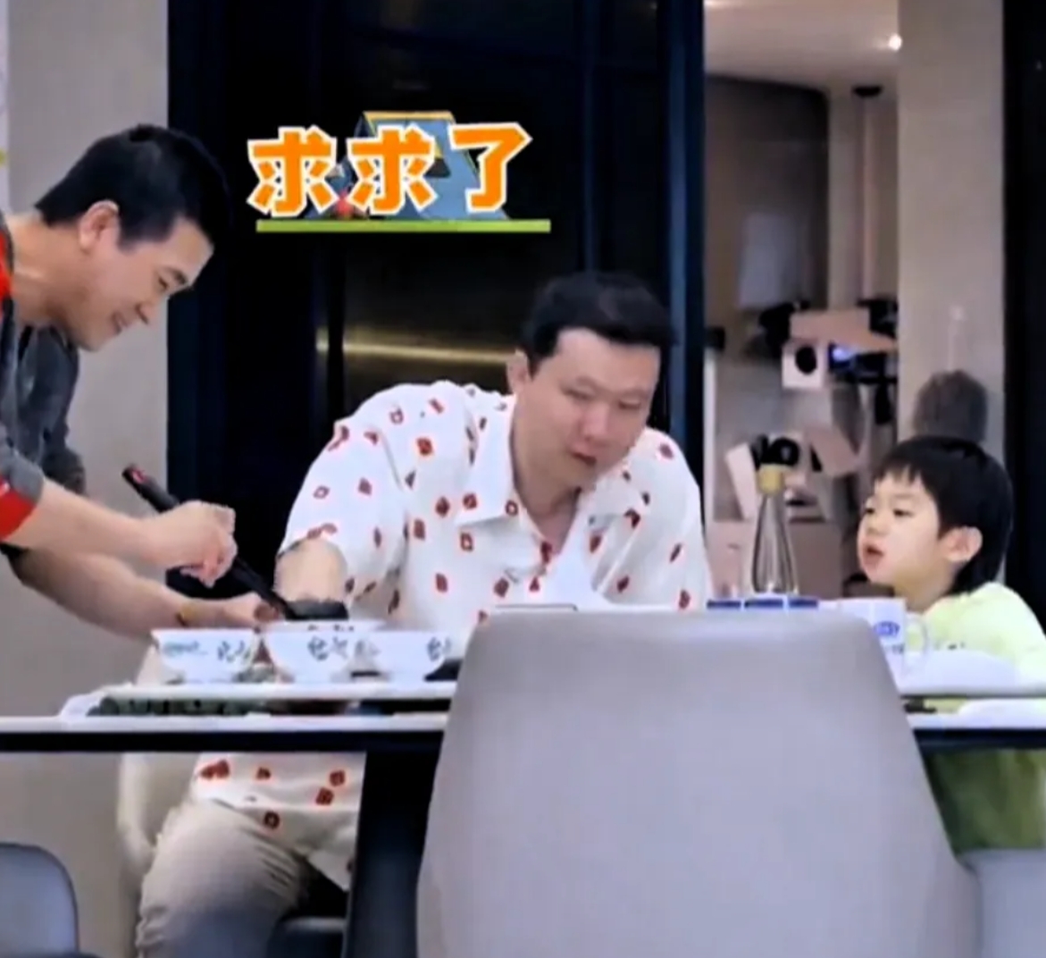 杨子去黄炎家做饭，在厨房畏畏缩缩的样子，跟黄炎家佣人似的，黄炎根本不理他……甚至