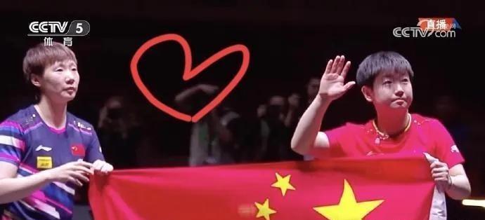 看比赛的时候被莎莎和曼昱的举动戳中了
赢了冠军没有急着庆祝
两个人攥着国旗边角转