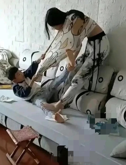 姐弟两天天打架，什么时候才能不打！

沙发上的 “战场”

“哎哟喂，又打起来了