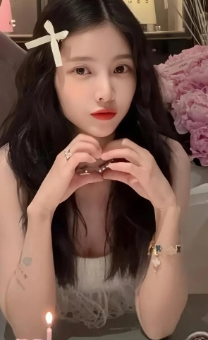 难怪头婚杜淳愿意娶二婚王灿当老婆，就她这模样，37像17，三婚四婚都有人愿意要啊