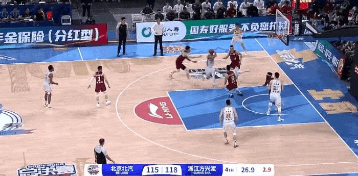 拿下！朱俊龙关键三分锁定胜局！
在今天CBA季后赛总决赛北京对阵广厦的第四比赛最