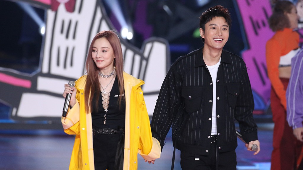 贾乃亮低调陪甜馨 李小璐霍思燕 798 艺术区上演闺蜜大片