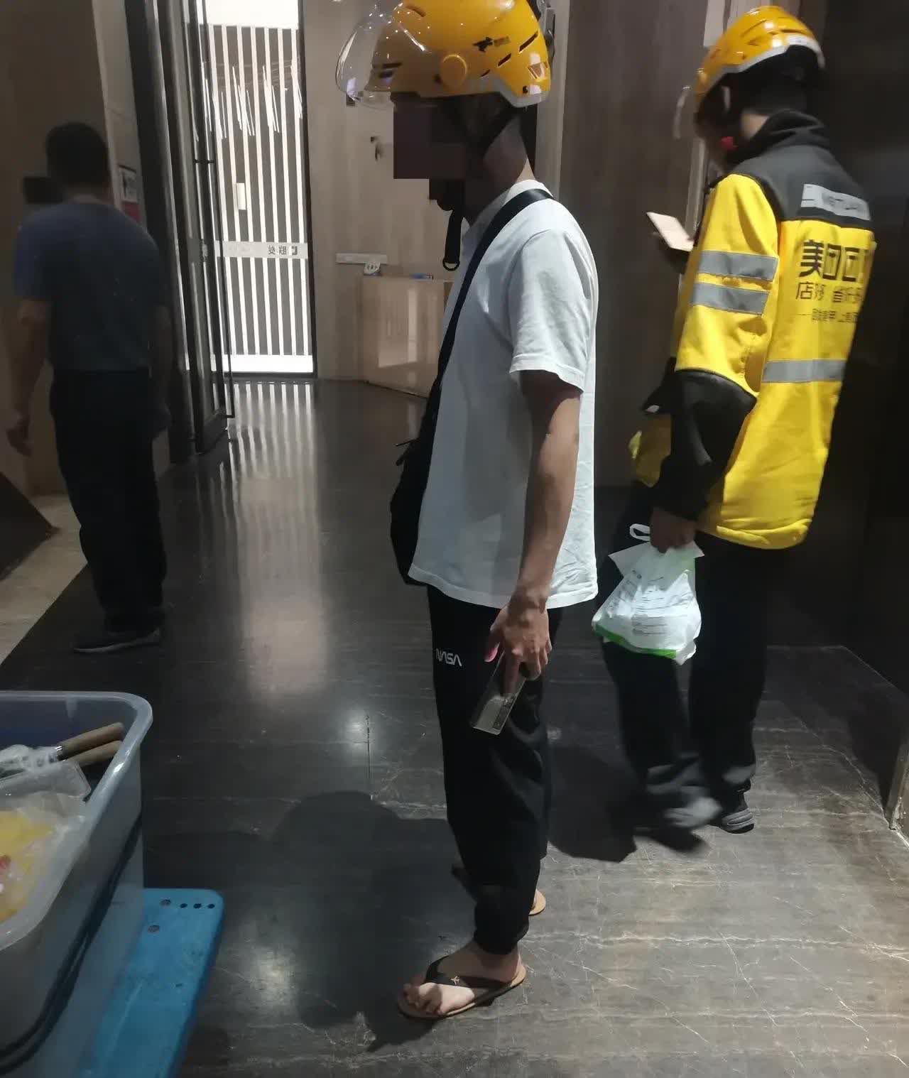 “眼泪止不住了！”3月5日深圳，环卫工大妈深夜突发心脏骤停，整个人直直倒在地上。