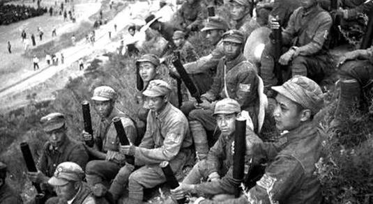 1942年，瑞大娘给十几名八路军送鸡蛋，却发现他们撅成一排上茅房，她脸色一变，当