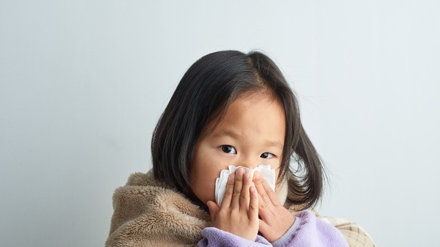 宝宝感冒总从喉咙痛开始？一招“压下去”，少遭罪！