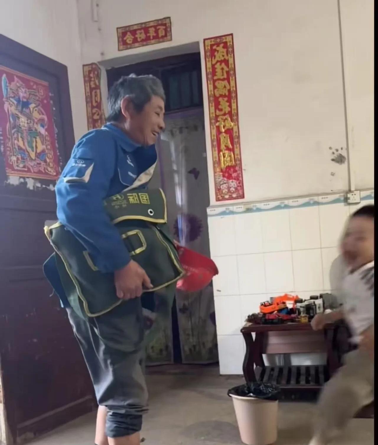 儿子两年前发生意外，老人为了养家又重回工地打工，每天回家看到孙子向自己跑来，还没