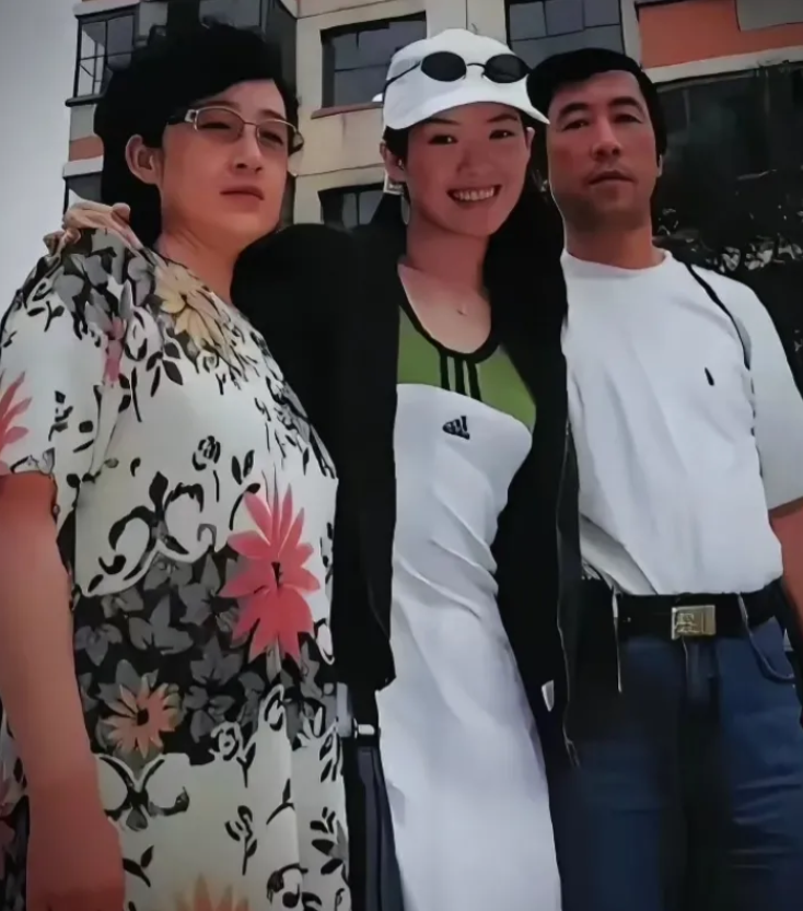1998年，还在中央戏剧学院表演系上学时的学生章子怡和父母的一张留影， 那时候她