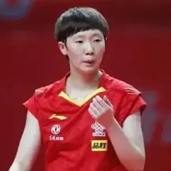 王曼昱太不容易了！

并非因为4比1韩莹，晋级世乒赛16强，过程坎坷，而是因为…