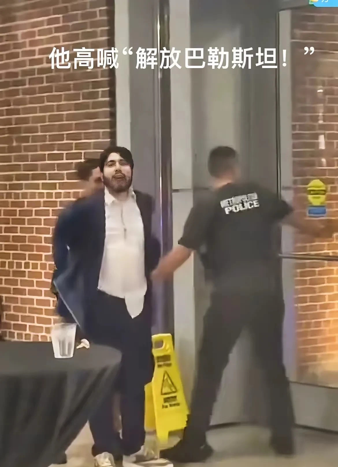 枪杀外交官 埃利亚斯被抓











这人猛啊！直接出手干掉了俩以色列