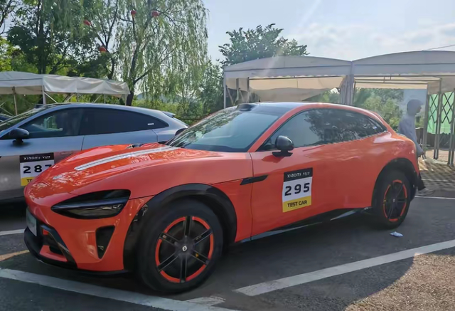 小米YU7 你喜欢哪个配色？
已经曝光的有熔岩橙、钛银、宝石绿，网上还曝光了紫色