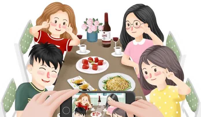 这两天经常刷到一个视频，一名女子和几位友人同桌吃饭，

不知因为什么矛盾这名