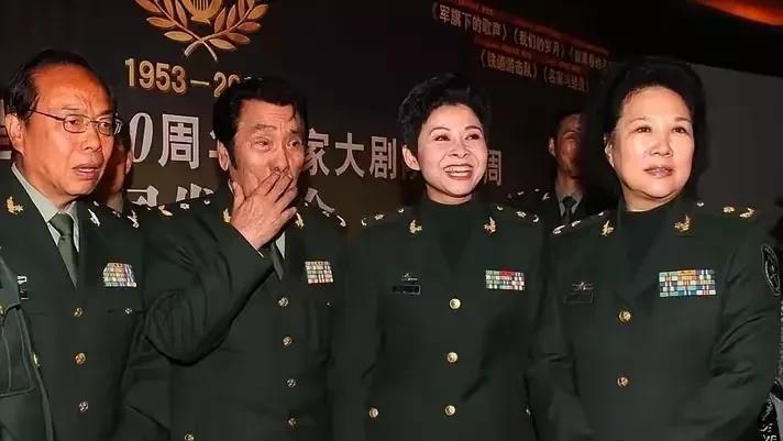 照片中的4位军人，董文华笑容满面，短发精干，一副国泰民安的样子。紧挨着董文华的男