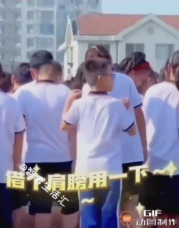 天啊，小姐姐这个举动，绝对会让小男孩记一辈子吧，太暖心了，给小姐姐点赞[赞][赞