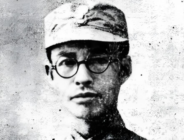 1949年12月，国军军长鲁崇义劝说参谋长何沧浪起义，何沧浪说：“与其束手就擒，