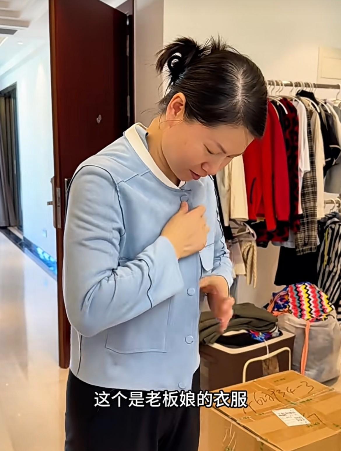 红姐这次又得了大“便宜”呢。小凤整理出一大堆不要的衣服，客厅里被她不要的衣服堆得