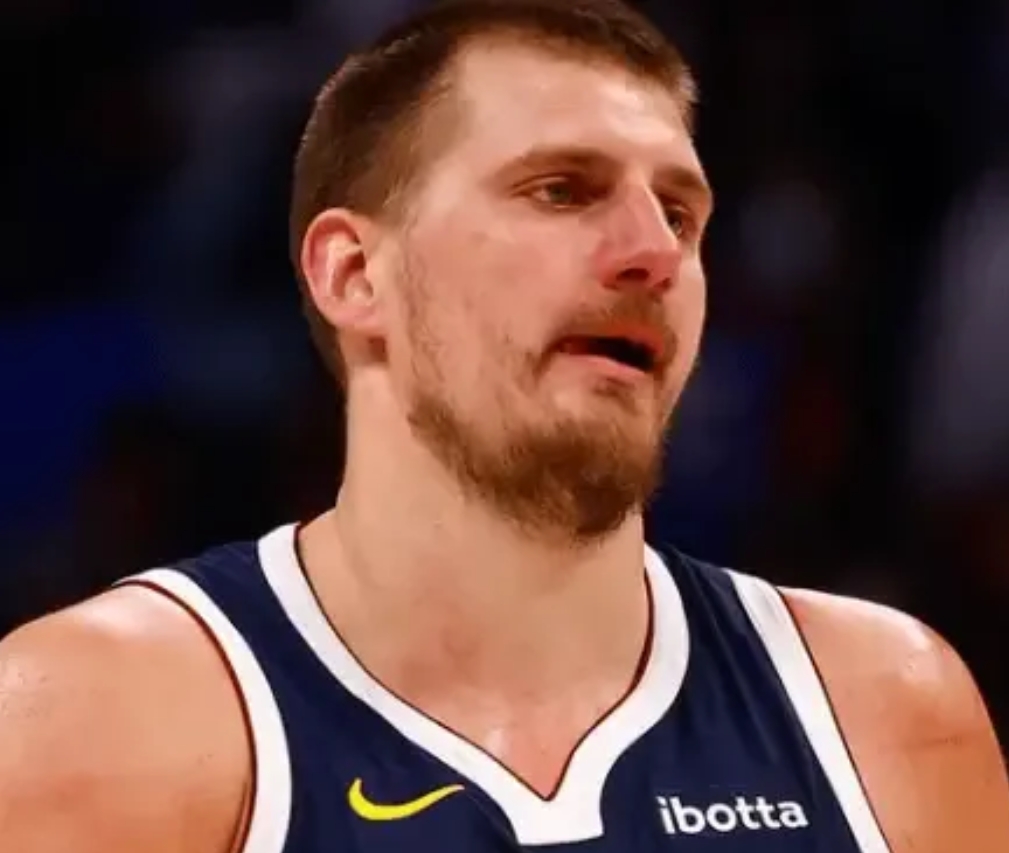 约老师也受不了了，4月9日据《The Athletic》报道，NBA掘金当家球星