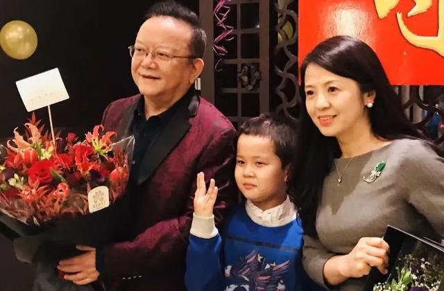 2006年，58岁的王刚三婚娶了小他20岁的郑艳东。新婚之夜，王刚对郑艳东说：“