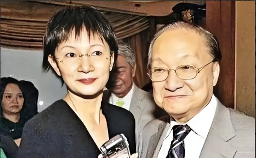 1976年，52岁的金庸爱上16岁的女招待，要离婚，妻子说：“可以，但那女的必须