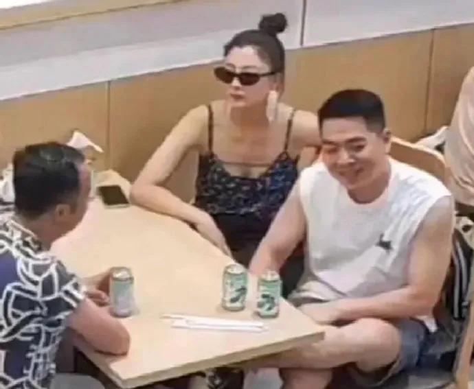 殷桃与男友的烟火爱情：低调相伴才是真浪漫
当#殷桃与男友饭后驾车回家#的词条登上