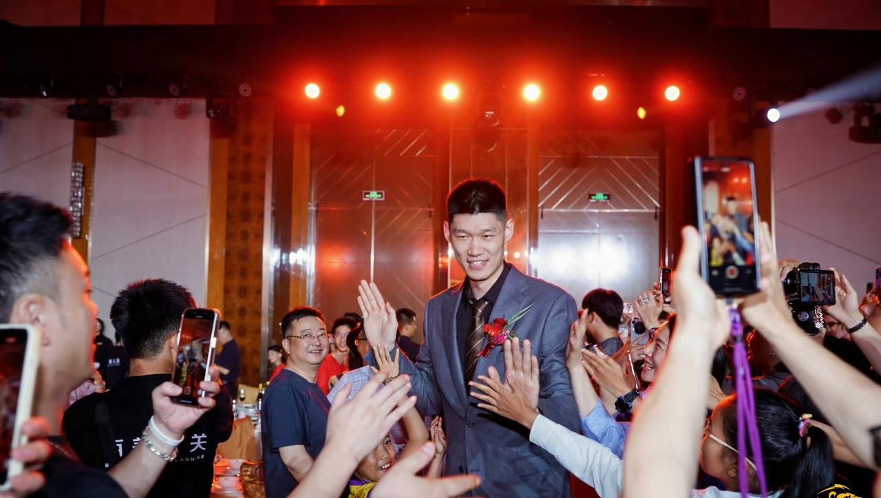 浙江广厦男篮举办夺冠庆典，到处是浓浓温馨和满满情意！
5月23日晚，浙江广厦男篮