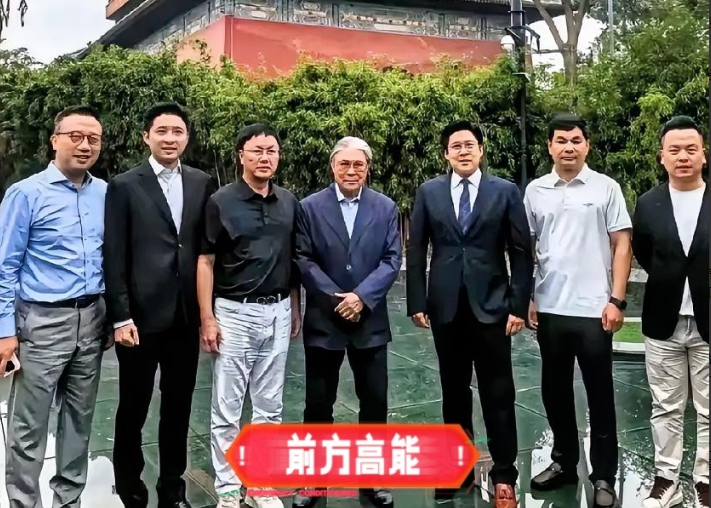 果然让我猜中了：

明天就是九三大阅兵了！

🇨🇳霍家三代齐抵京！

霍震霆