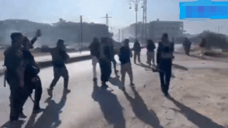 目前，叙利亚部落民兵正持续向苏韦达推进。这段画面拍摄地点距该市仅约一公里，显示出