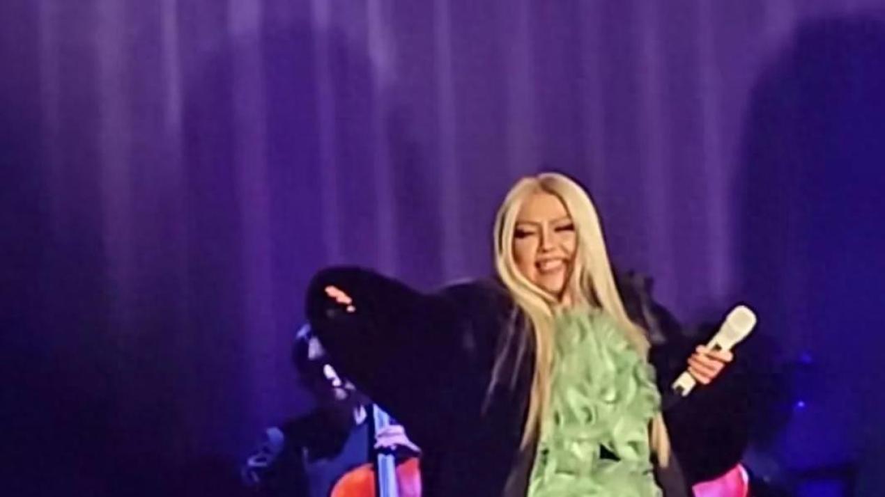 52岁张惠妹杭州演唱会，“胖”到惊人，网友调侃：这是卷心菜？