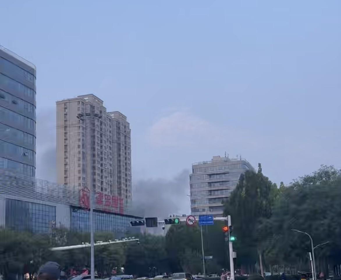 突然听见屋外几辆消防车呜呜的响，
起身一看，
竟然是大商场着火了……
失火地点是