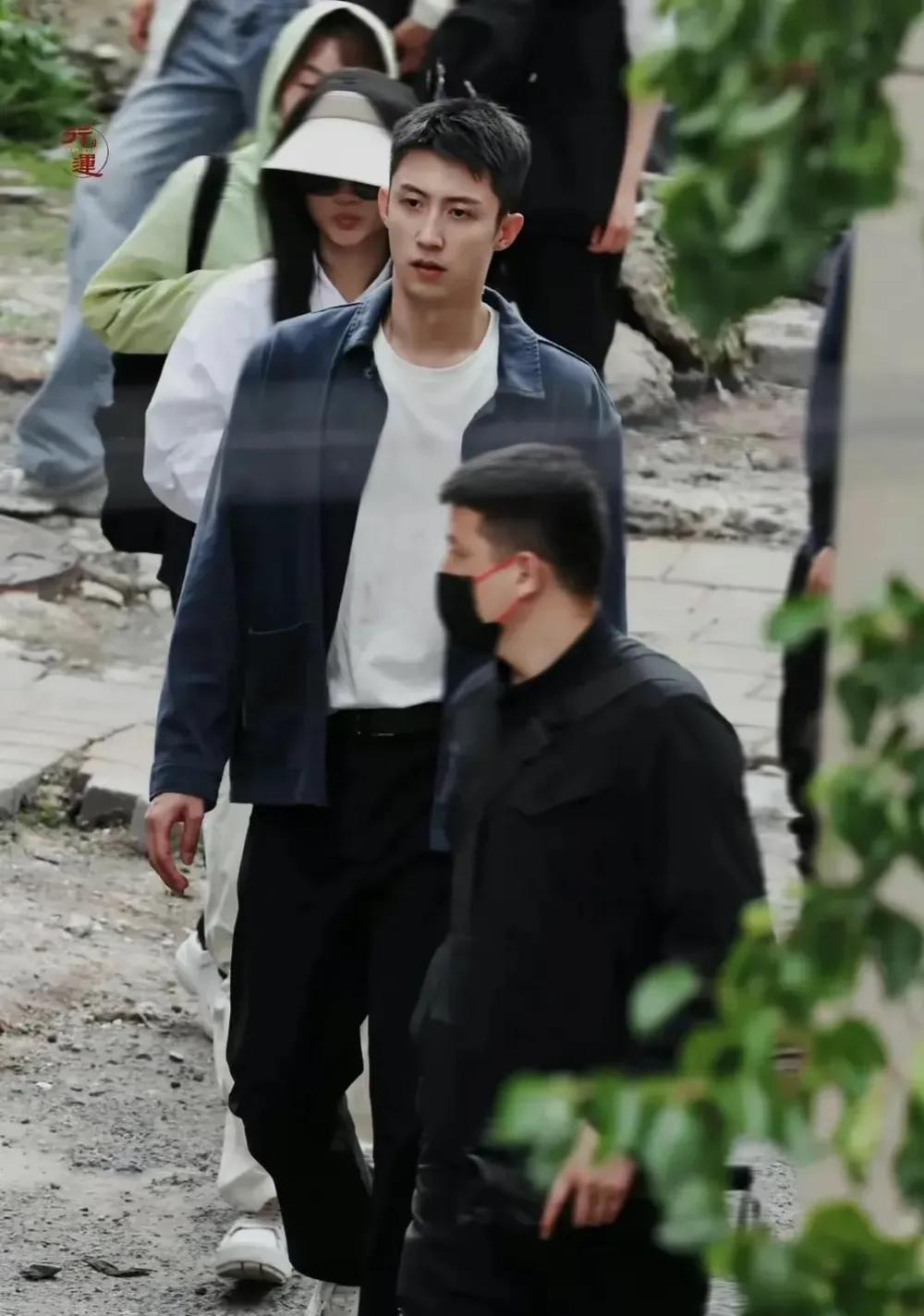说是娱乐圈第一阳刚帅气，没人反驳吧，真的又man又有型，内娱乐少有的硬汉形象，希