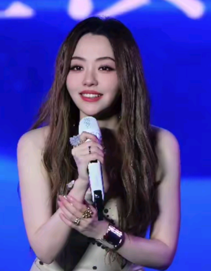 11月23日，41岁歌手张靓颖发长文透露健康情况，称上个月下旬确诊带状疱疹，虽及