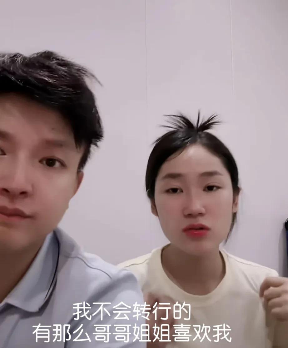 身患焦虑不放弃，小松拒绝转行！
晚上直播时，小松和网友聊天唠起了身体，小松说他现