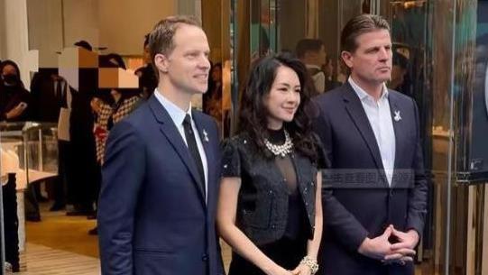 翻车了！离开美颜滤镜，章子怡真实状态曝光，难怪汪峰会选森林北