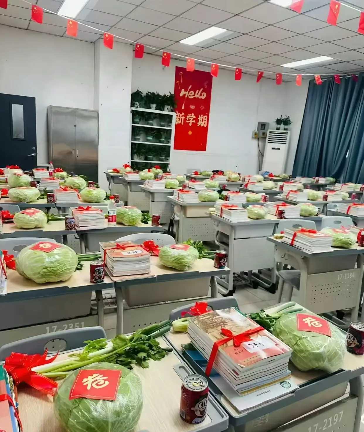 #高铁儿童票的免费政策是否合理#小孩太累了
