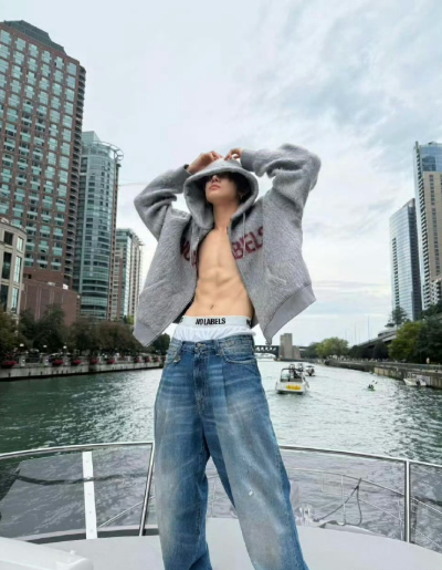 崔然竣港新舞台身材杀疯了！4.3%体脂率的薄肌太完美，肩宽腰窄大长腿自带焦点，衣