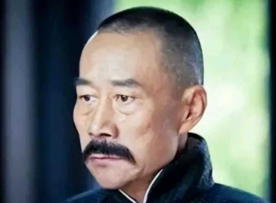 一次，张作霖正在面试4个保镖，突然，后院有人大喊:“抓刺客。”其中3人飞快地跑向