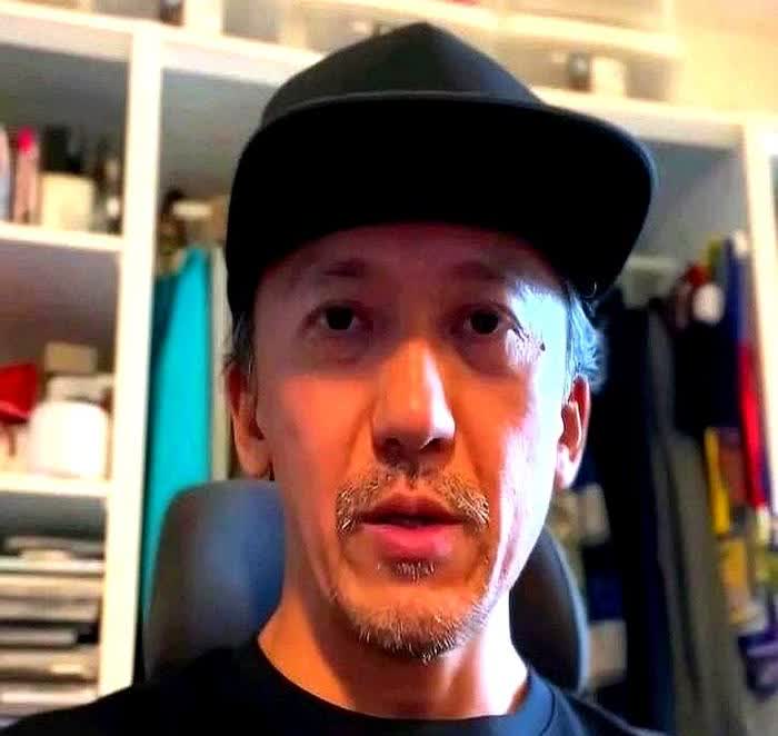 82岁的陈彼得走了，

他的大儿子陈熙怒了！

不是愤怒讣告不让他发，而