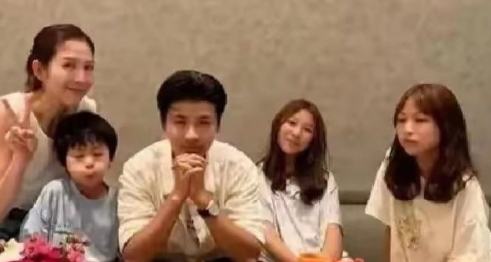 蔡少芬张晋全家福，女儿颜值封神比妈妈还美，全家天花板级美貌，基因真的好神奇。