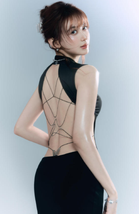 徐梓钧的黑色系写真，小性感真不错！ ​​​