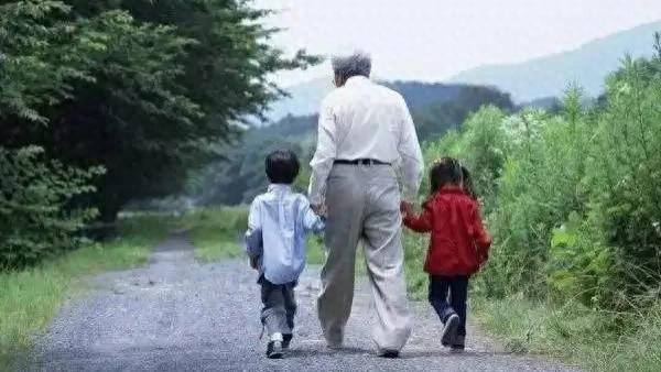 带孙子每月倒贴3000，该和子女要钱吗？