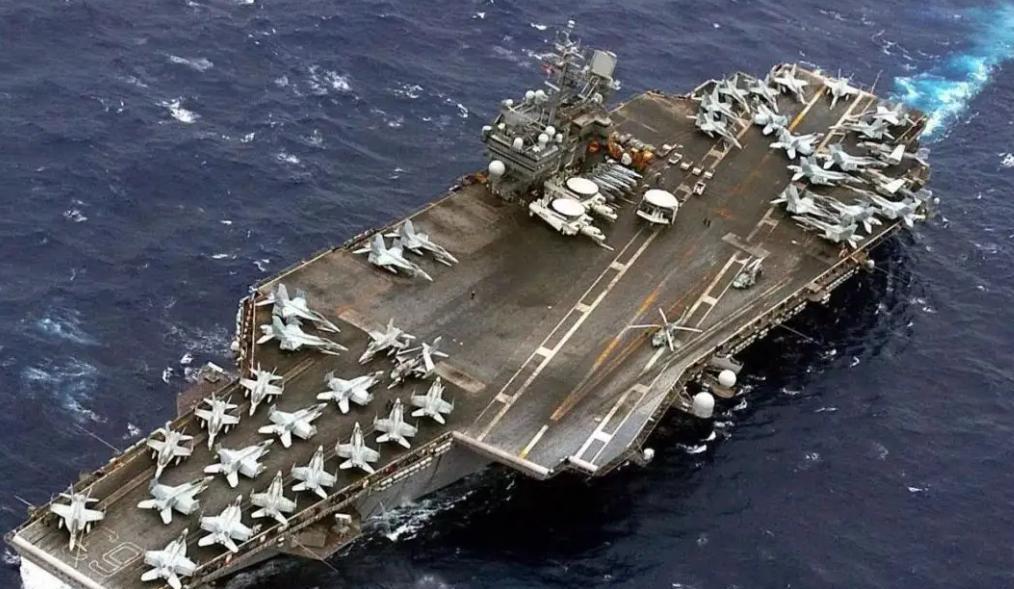 美国小鹰号航空母舰舰长1069英尺(323.8米)，舰宽252英尺(76.8米)