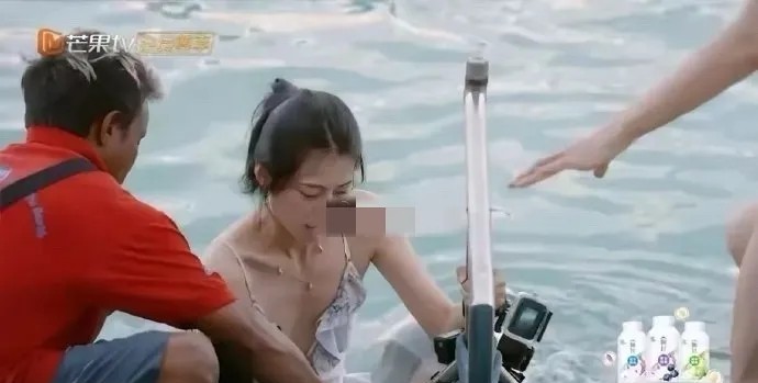 花少5中，赵昭仪穿的泳衣其实挺露的，竟然也不会走光