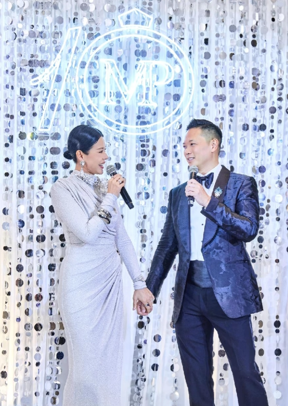 现年46岁嘅胡杏儿，2015年与圈外男友李乘德(菲利普)结婚，育有大仔李奕霆(b